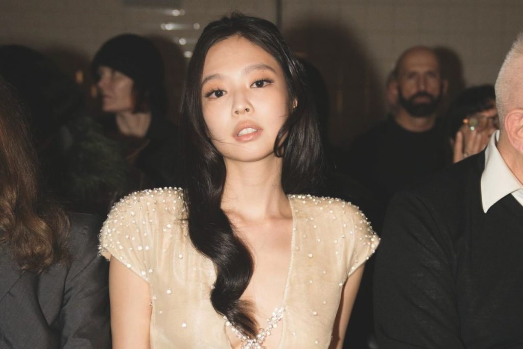 BLACKPINK’s Jennie shows her routine before the Chanel Show in Paris