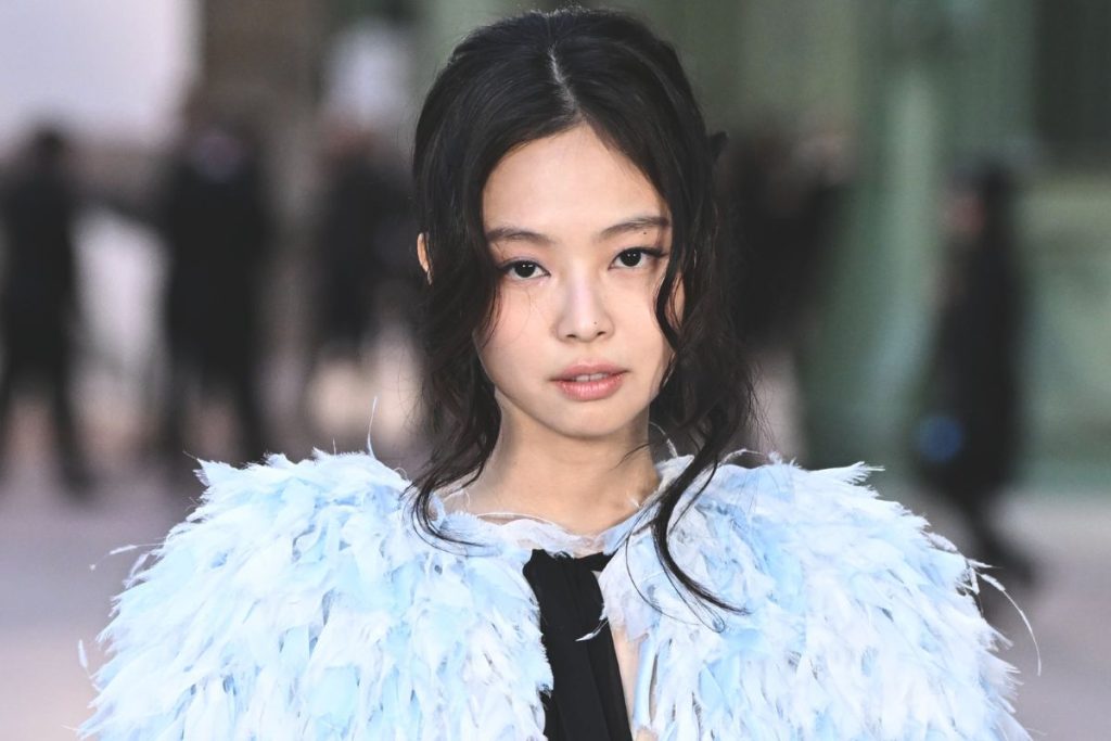 BLACKPINK’s Jennie will be receiving honors at the 2025 Billboard Women in Music Awards!