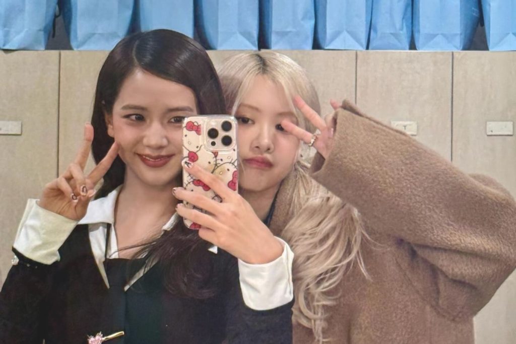 BLACKPINK’s Jisoo and Rosé share a heartfelt moment before Jisoo’s performance on Inkigayo