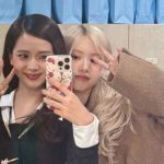 BLACKPINK’s Jisoo and Rosé share a heartfelt moment before Jisoo’s performance on Inkigayo