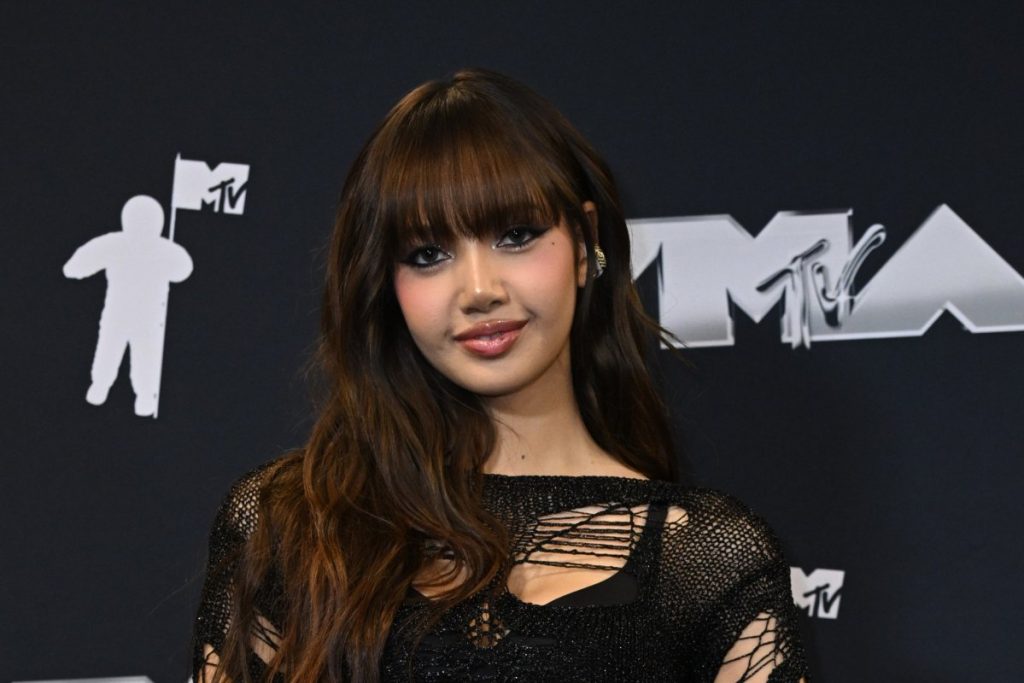 BLACKPINK’s Lisa shocks fans after revealing a recent wound