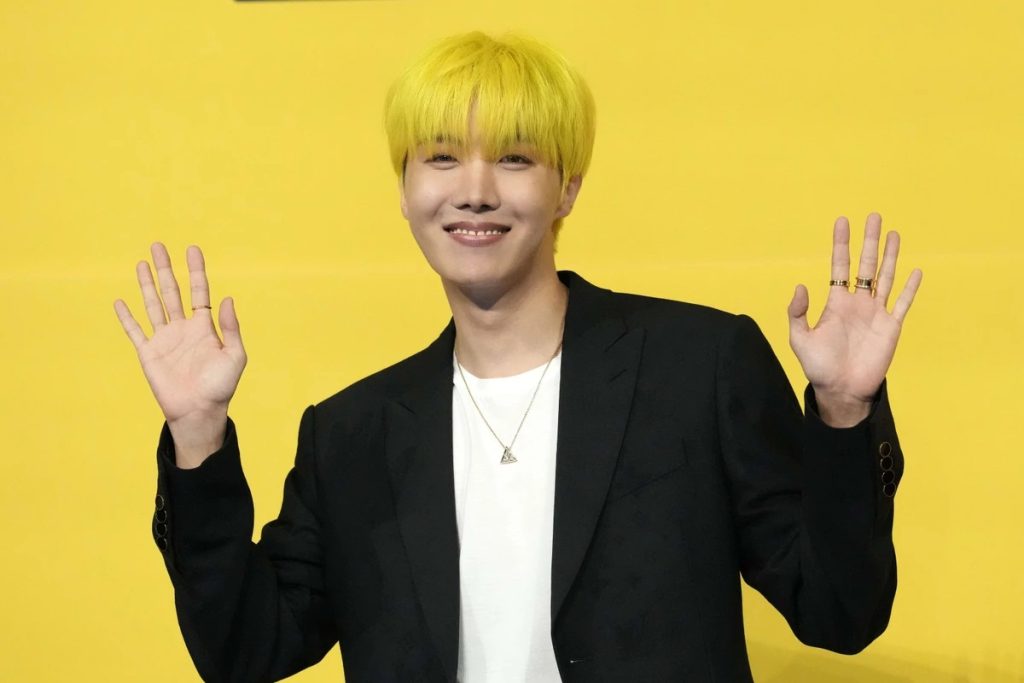  BTS’ J-Hope shines in Paris, meeting global stars in the process