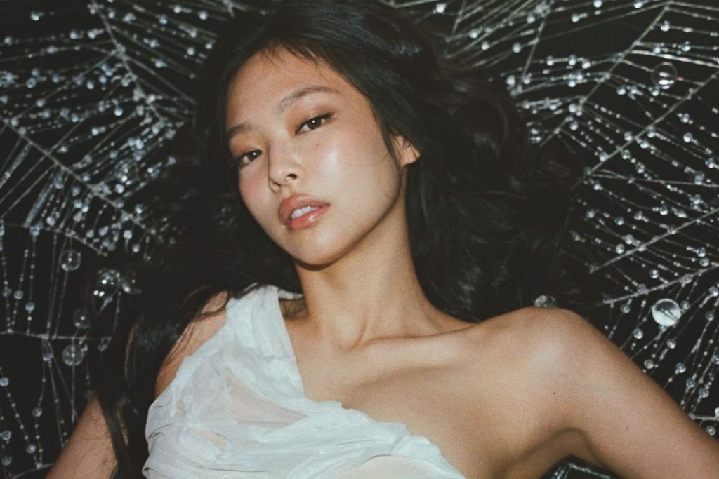BLACKPINK's Jennie releases the “start a war” performance video