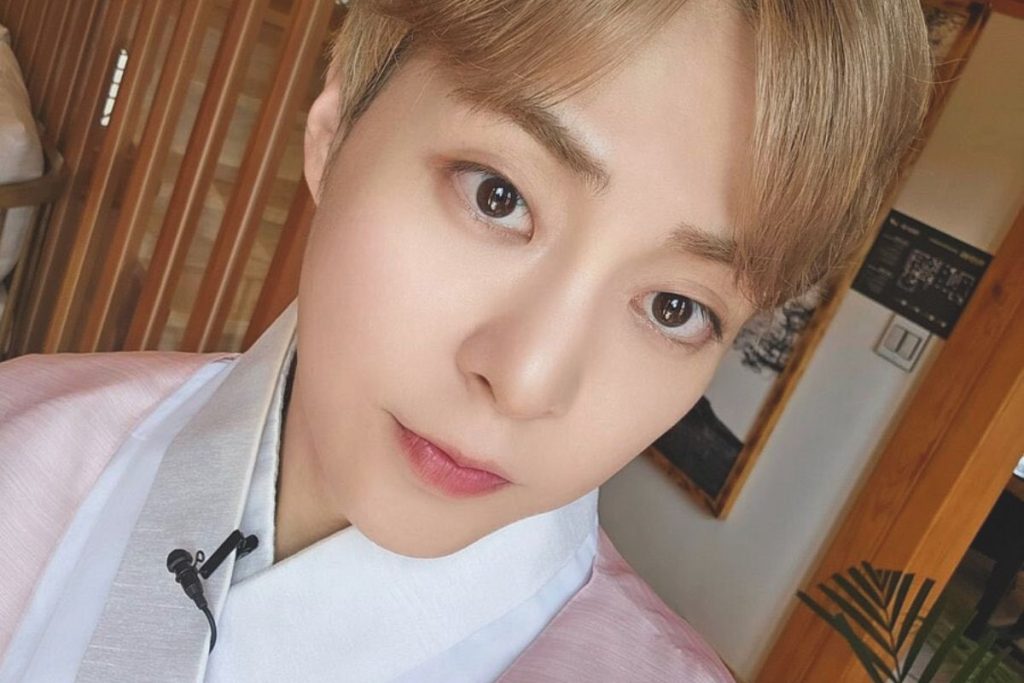 EXO’s Xiumin looks handsome in a new “Heo’s Diner” poster