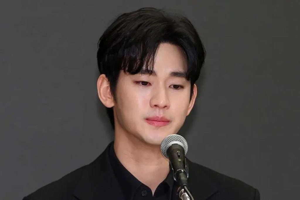 Kim Soo Hyun publicly denied dating Kim Sae Ron when she was a minor