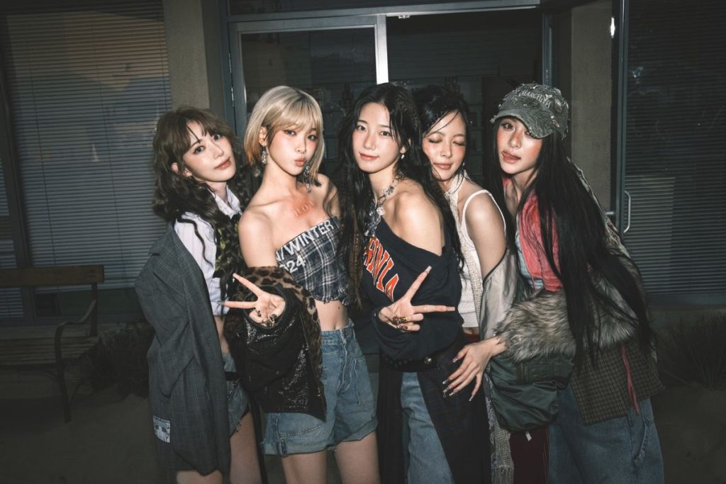 LE SSERAFIM earns their first award for “HOT” on Music Bank