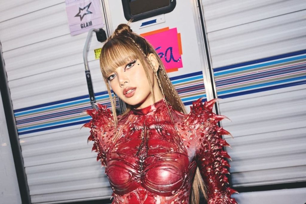 BLACKPINK’s Lisa looks amazing in the new Maroon 5’s “Priceless” music video