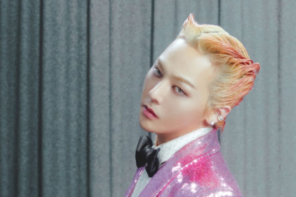 G-Dragon makes headlines for his eccentric “bathrobe” look