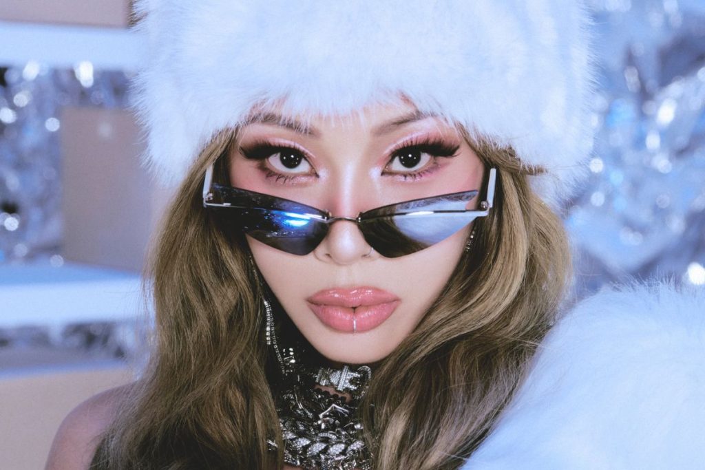 Jessi shades South Korean media outlets in “Newsflash” comeback music video