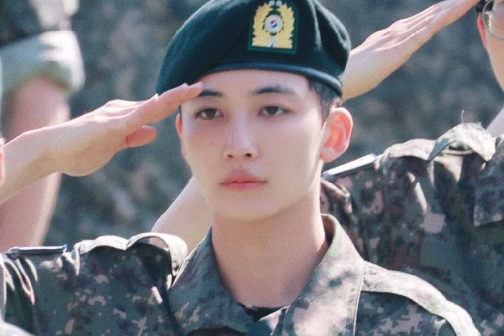 SEVENTEEN's Jeonghan looks flawless at his recruit training ceremony