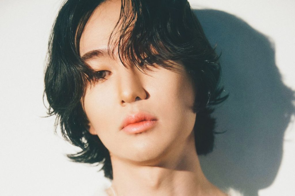 SHINee’s ONEW releases new “Confidence” music video