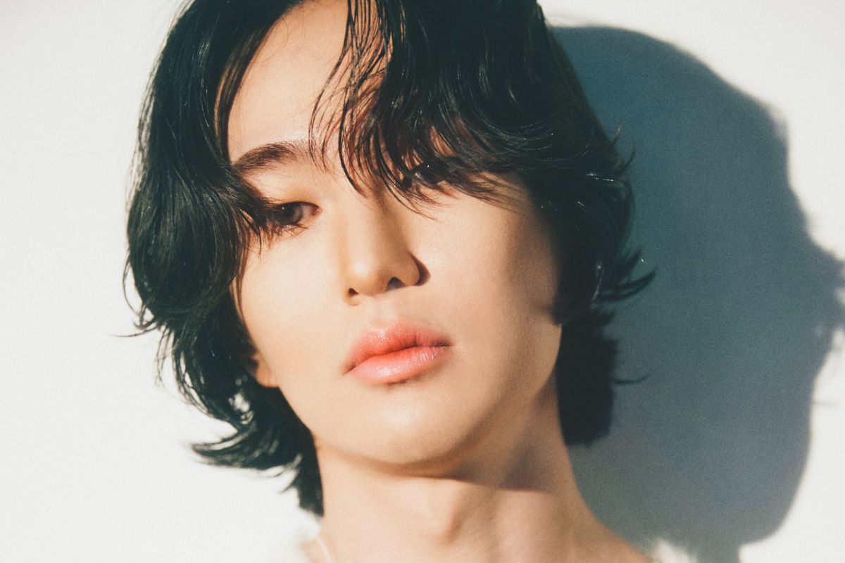 SHINee’s ONEW releases new “Confidence” music video