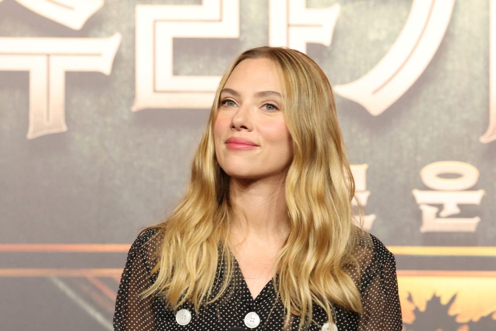 Jurassic World record with Scarlet Johansson