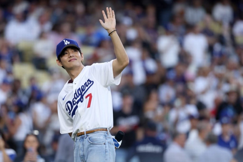 BTS 'V throws a strike 2025