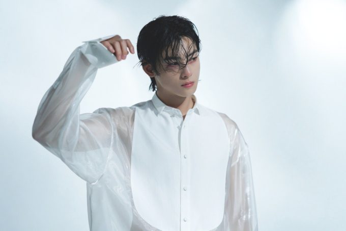 Cha Eunwoo washing dishes