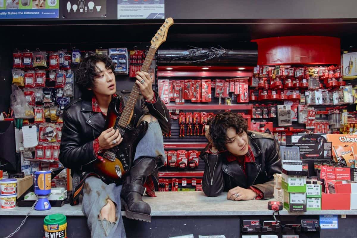 The rural town aesthetic for upside down brings attention of the fans 