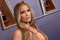 Jennifer Lopez was surprised by an insect on her neck during a concert