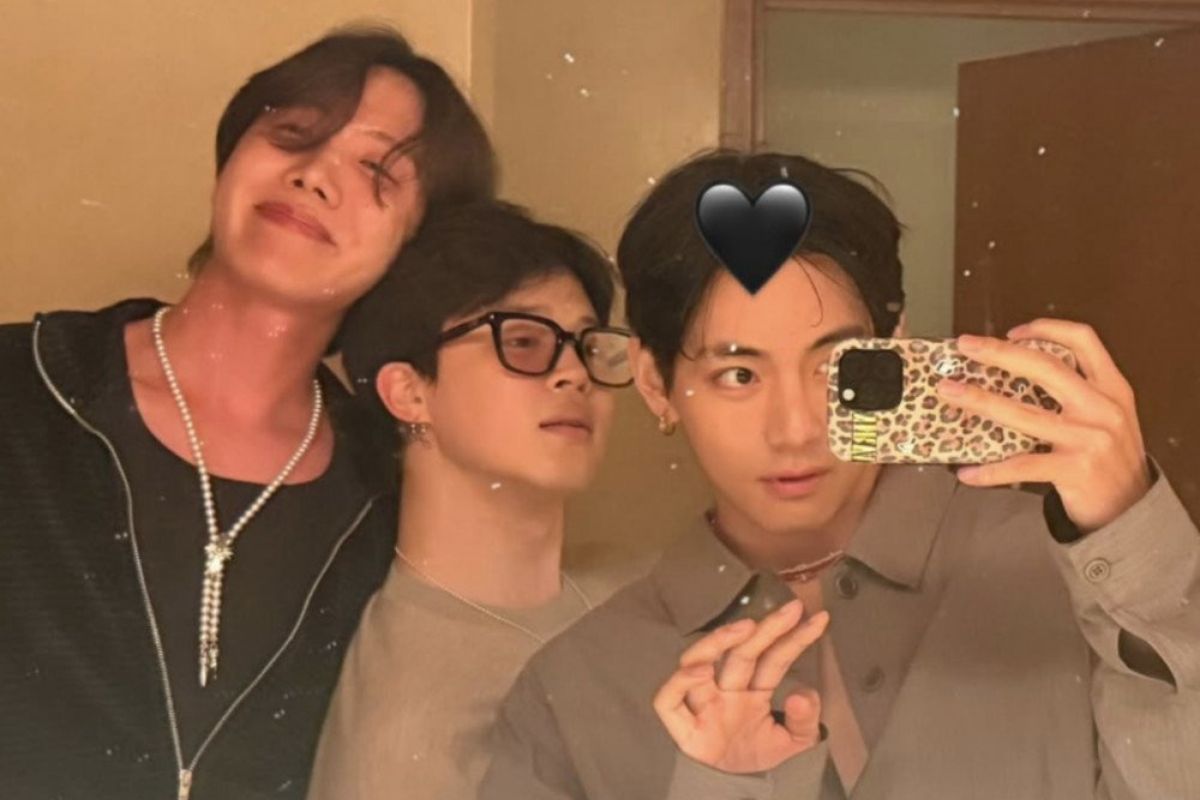 The three idols were spending time together in a hotel room 