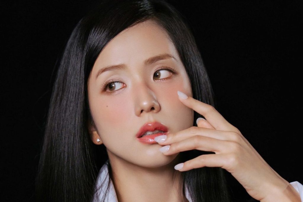 BLACKPINK’s Jisoo looks effortlessly elegant in the new VOGUE’s Hong Kong issue