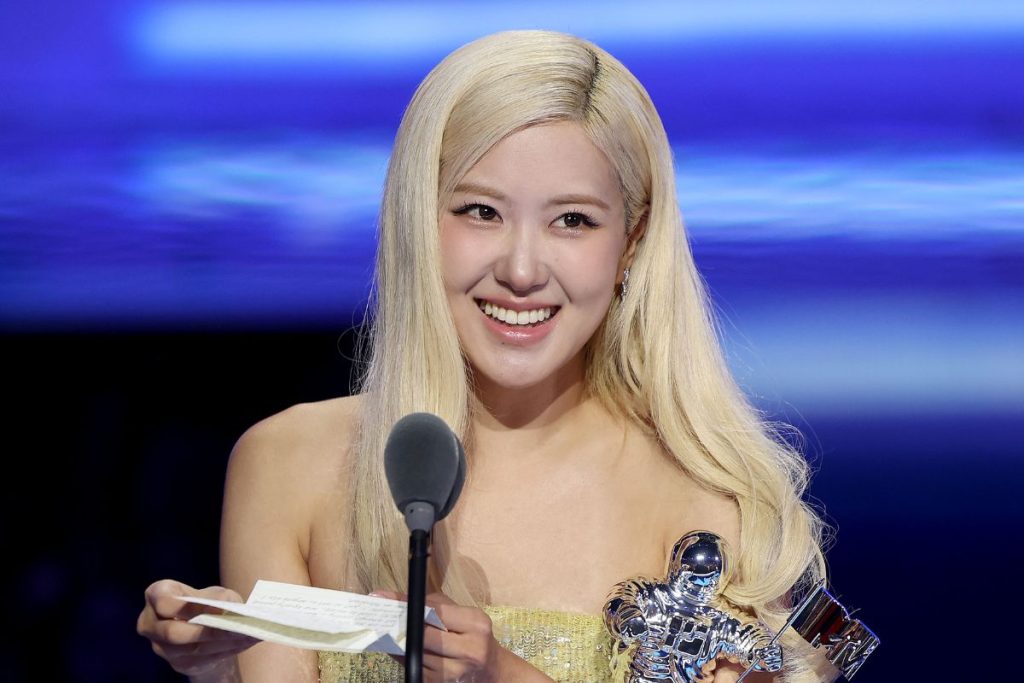 BLACKPINK's Rosé made a phenomenal live performance on The Howard Stern Show