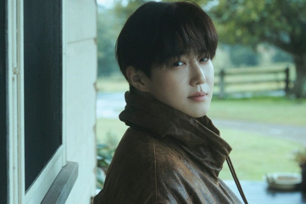 EXO's Suho releases autumnal “Who Are You” concept photos