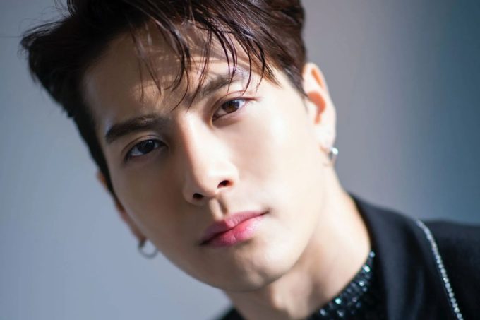 GOT7’s Jackson Wang shows off his sculptured body