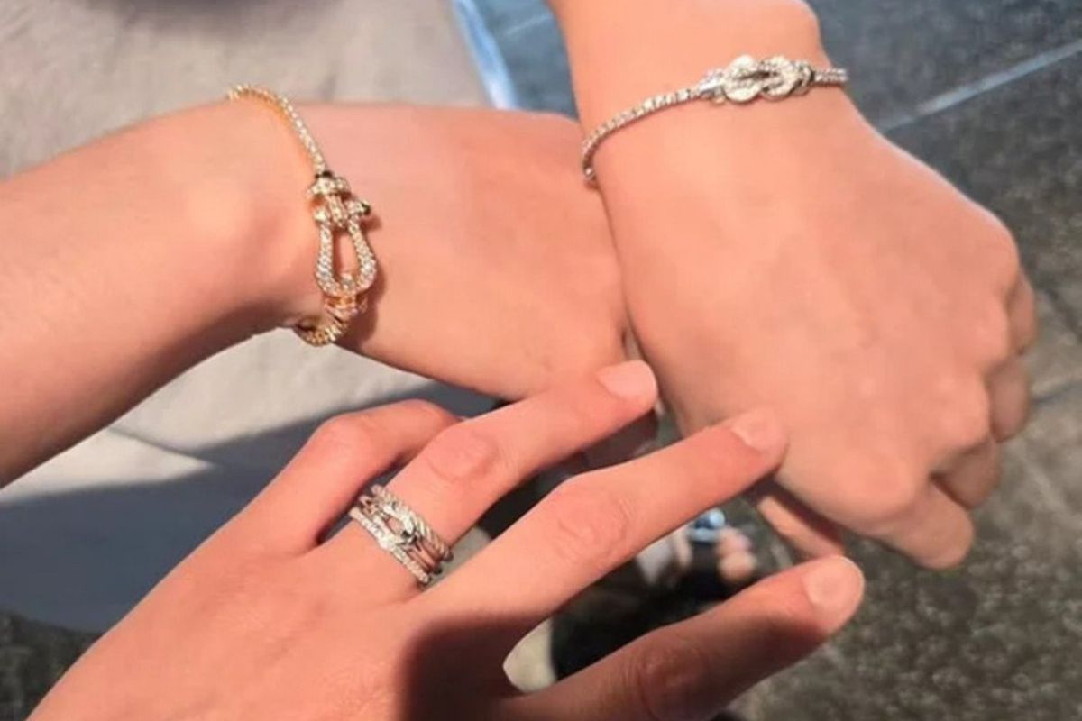 The new ring looks opulent on RM's hands 