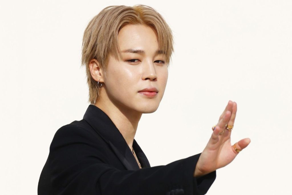 BTS' Jimin dazzles a photographer who can't help but make him a confession