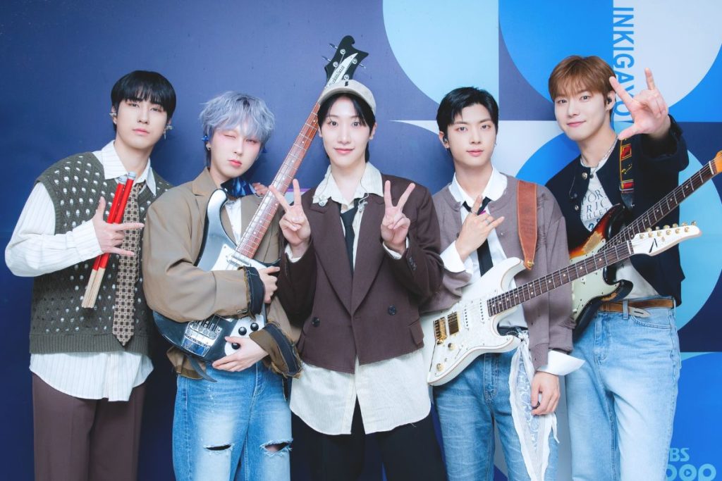 ONEWE earns their very first win on “Show Champion” with “MAZE” ONEWE earns their very first win on “Show Champion” with “MAZE