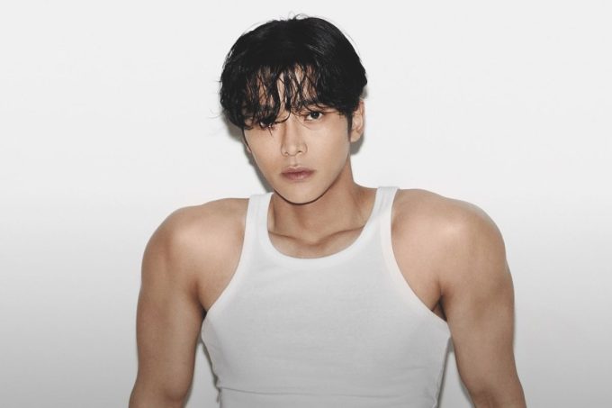 Rowoon debuts with a buzz cut ahead of his military enlistment