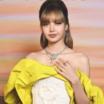 BLACKPINK’s Lisa reunites with her family backstage and dazzles for Halloween