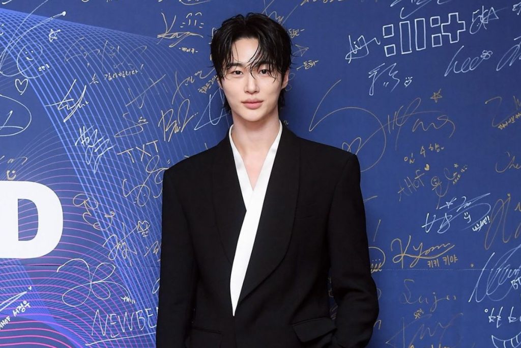 Byeon Woo Seok spoils his team with gifts on the set of 'The 21st Century Grand Prince' Byeon Woo Seok spoils his team with gifts on the set of 'The 21st Century Grand Prince'