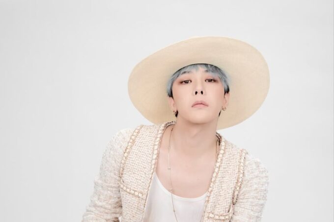 G-Dragon stars a heated online debate after new photos taken in the United States