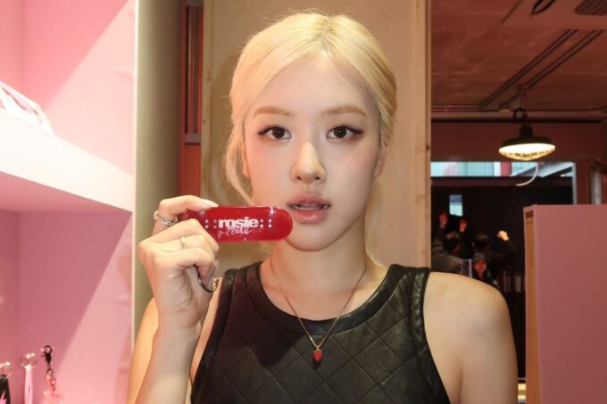 BLACKPINK Rosé addresses her current dating life in a new interview.