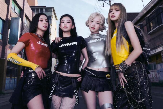 BLACKPINK's 'DEADLINE (Mood Light Ver.)' album includes an hourglass mood lamp