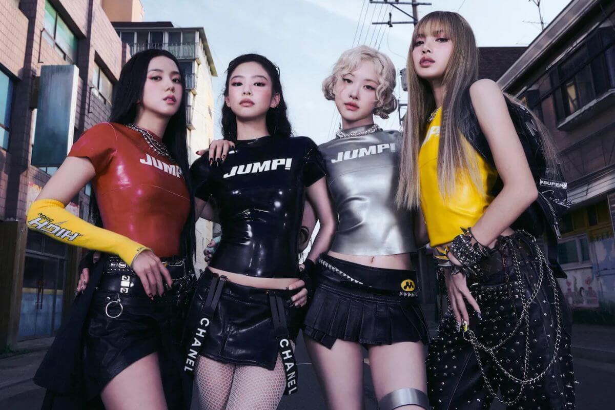 BLACKPINK's 'DEADLINE (Mood Light Ver.)' album includes an hourglass mood lamp