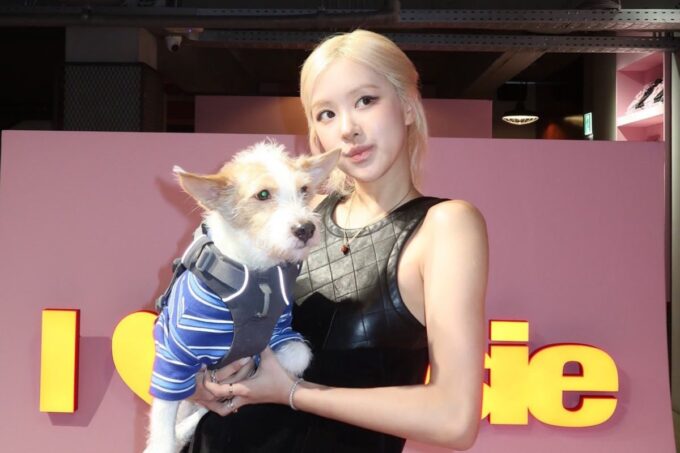 BLACKPINK's Rosé brings her dog Hank to her fan event