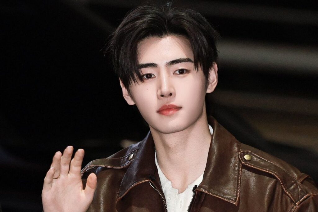 ENHYPEN's Sunghoon runs for his safety while chased by sasaengs at the airport