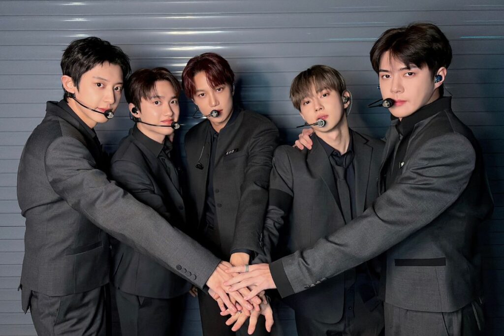 EXO continues promoting “REVERXE” with a new group teaser photo