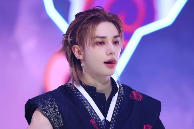 Hyunjin captivates his Stray Kids members with his abs