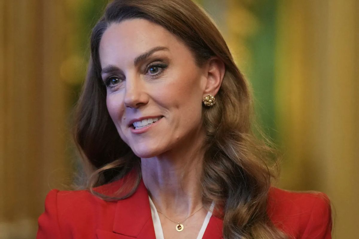 Prince William's birthstone are white pearls, the same Kate wore in earrings 