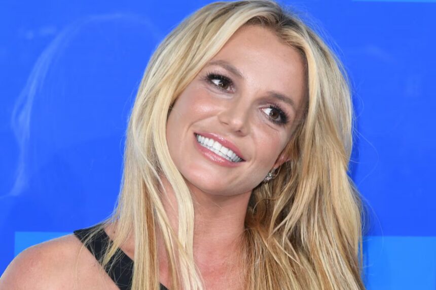 Britney Spears surprises with another nude picture on the beach