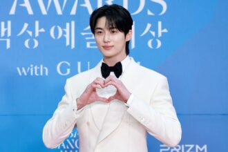 Byeon Woo Seok goes viral after hilariously posing with a long black wig