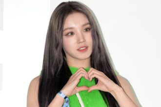 I-dle's Yuqi holds back laughter after making a hilarious mistake on stage