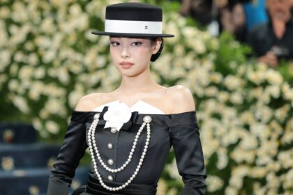 BLACKPINK's Jennie joined the viral “Dracula” trend during Paris Fashion Week