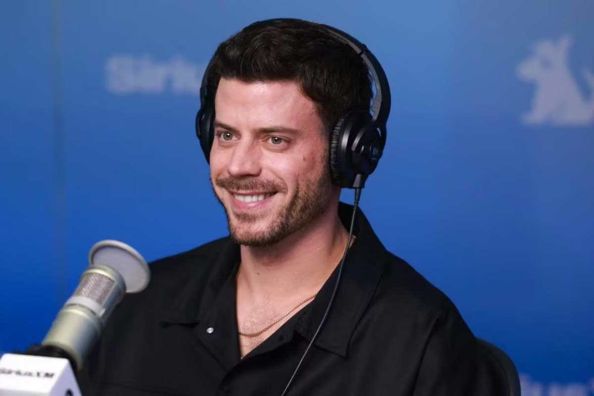 The Queerties Awards celebrate major LGBTQ winners in Los Angeles, including KATSEYE, Heated Rivalry, and Lady Gaga