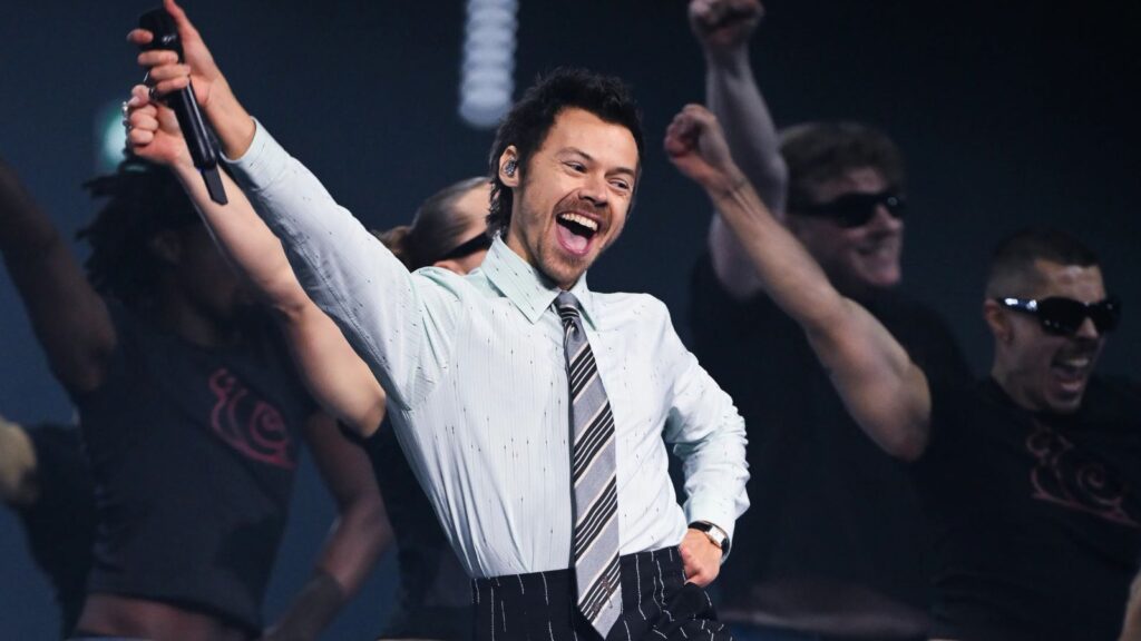 Harry Styles responds to queerbaiting accusations by kissing a man on television