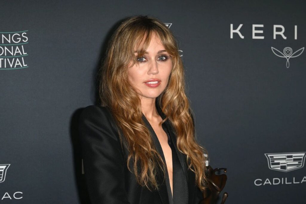 Miley Cyrus stars in the first teaser for the 'Hannah Montana' anniversary special. Check out