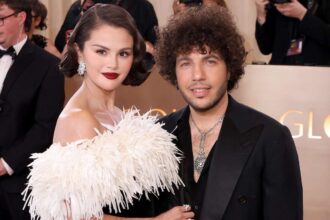 Selena Gomez kisses Benny Blanco's dirty feet after controversy