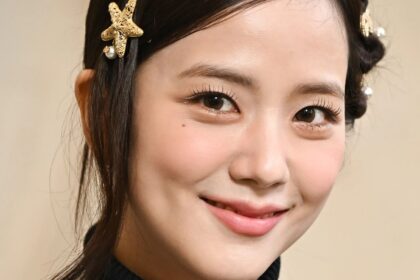 BLACKPINK’s Jisoo surprises her staff by giving them luxury Dior bags